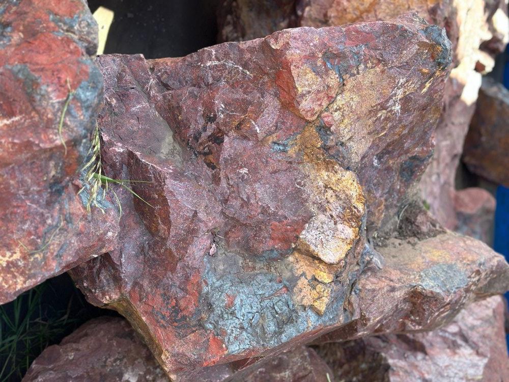 Камни для ландшафтного дизайна красно-фиолетовые 10-60 килограмм купить в Анапе