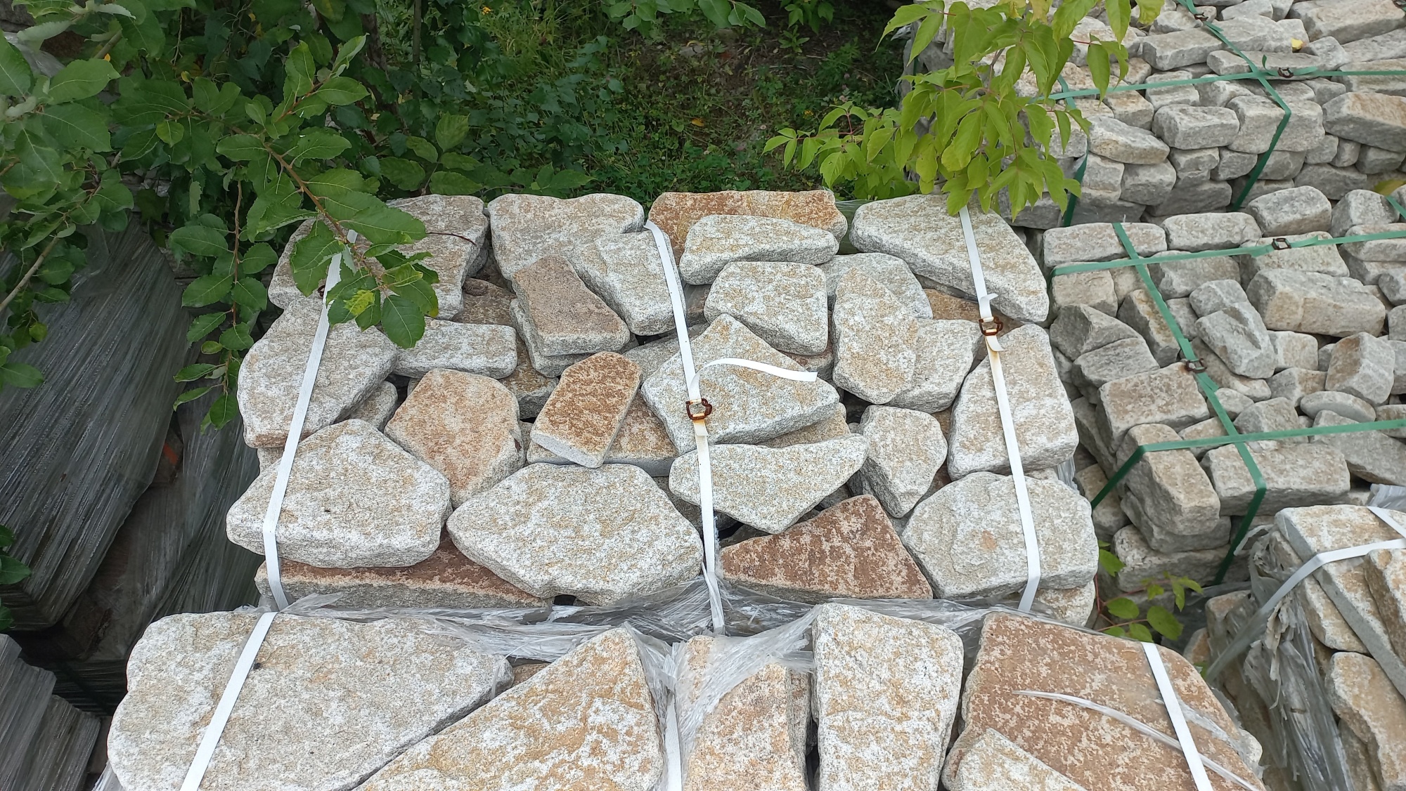 Гранитный плитняк галтованный для мощения купить в Анапе