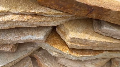 Плитняк златолит жёлтый золотистый для отмостки купить в Анапе