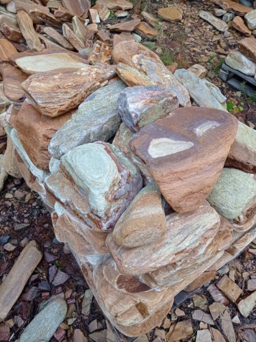 Златолит жёлтый, жёлто-зелёный глыбки и валуны для ланшафтного дизайна купить в Анапе