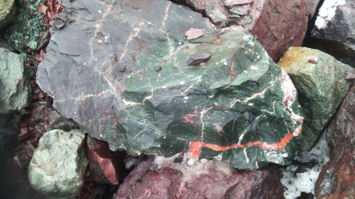 Гигантские зелёные валуны для ландшафтного дизайна весом более 5 тонн купить в Анапе