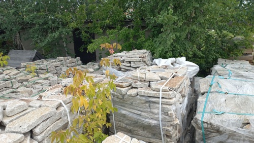 Плитняк галтованный гранитный для ландшафтного дизайна купить в Анапе