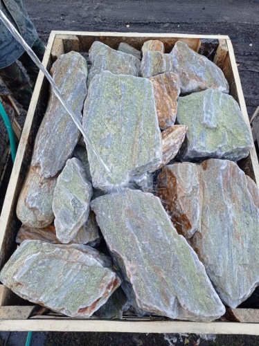 Златолит жёлтый, жёлто-зелёный глыбки и валуны для ланшафтного дизайна купить в Анапе