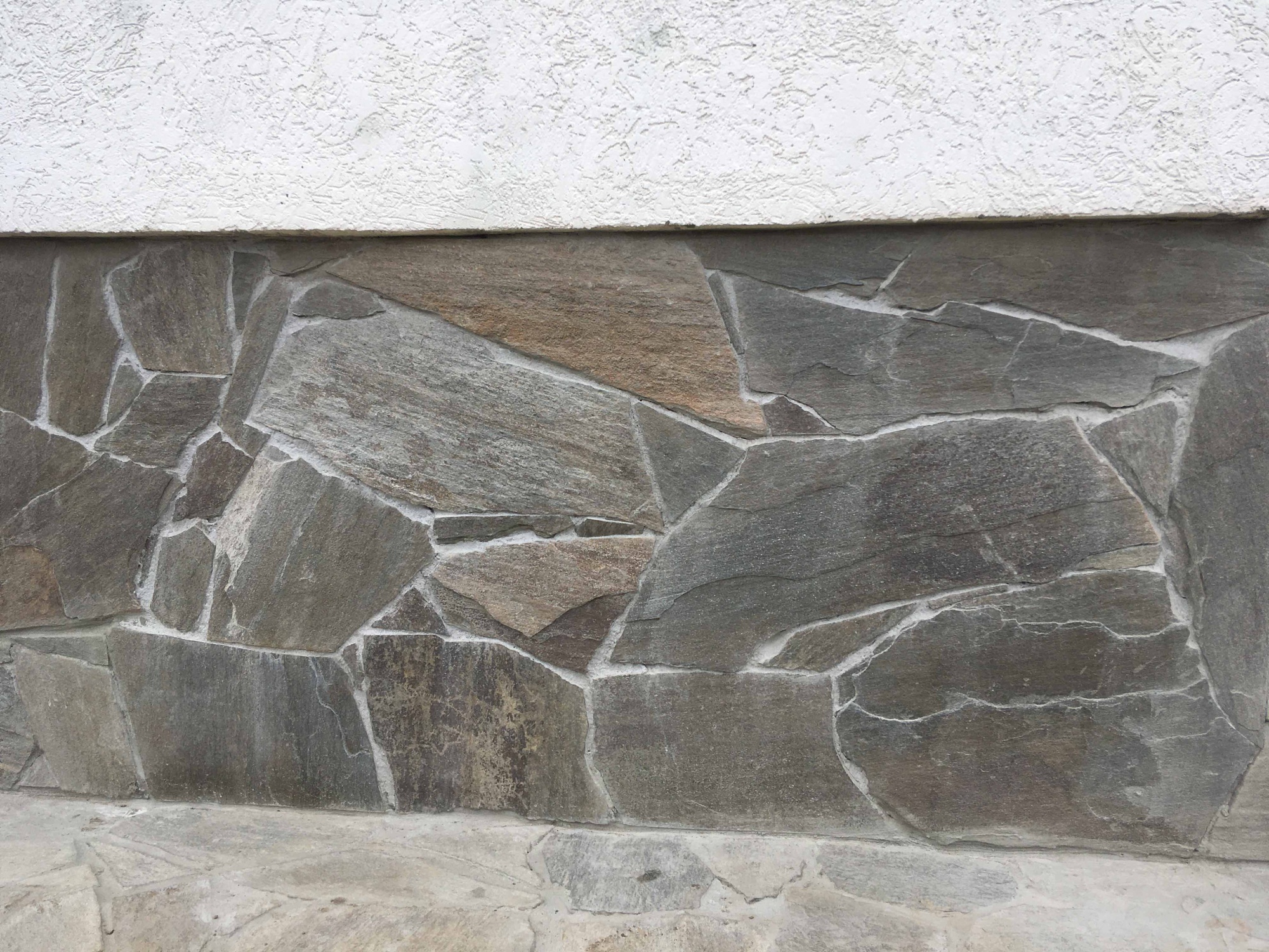 Плитняк златолит Уральский для цоколя, отмостки купить в Анапе