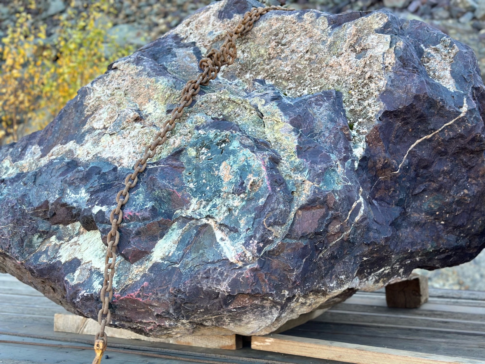 Огромные красно-фиолетовые валуны для ландшафтного дизайна весом более 5 тонн купить в Анапе