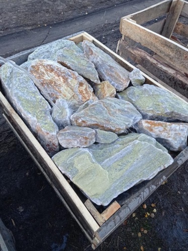 Златолит жёлтый, жёлто-зелёный глыбки и валуны для ланшафтного дизайна купить в Анапе