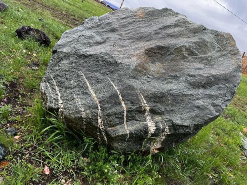 Гигантские зелёные валуны для ландшафтного дизайна весом более 5 тонн купить в Анапе