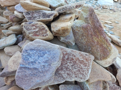 Златолит жёлтый, жёлто-зелёный глыбки и валуны для ланшафтного дизайна купить в Анапе