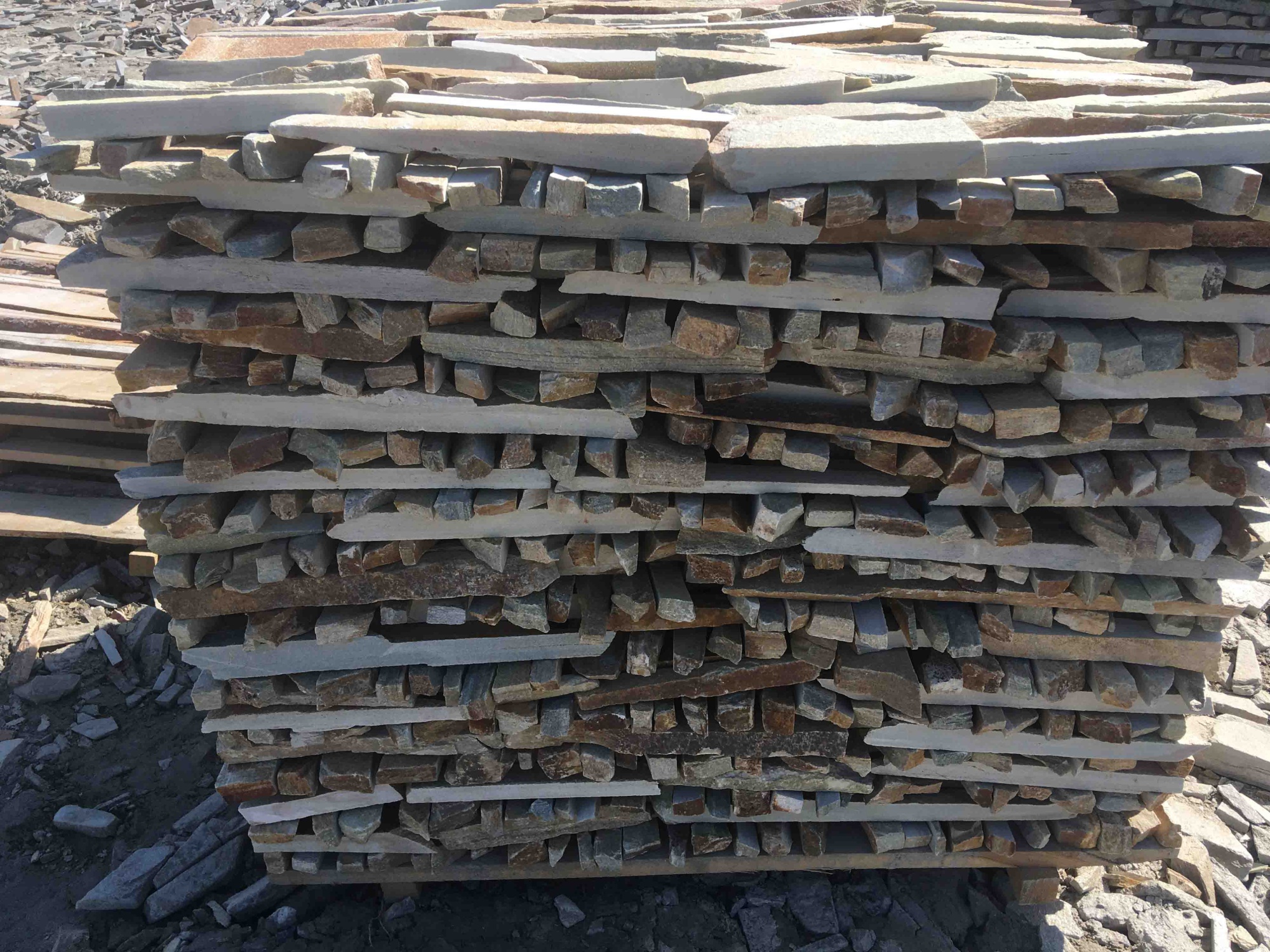 Горбушка златолит золотистый для облицовки купить в Анапе