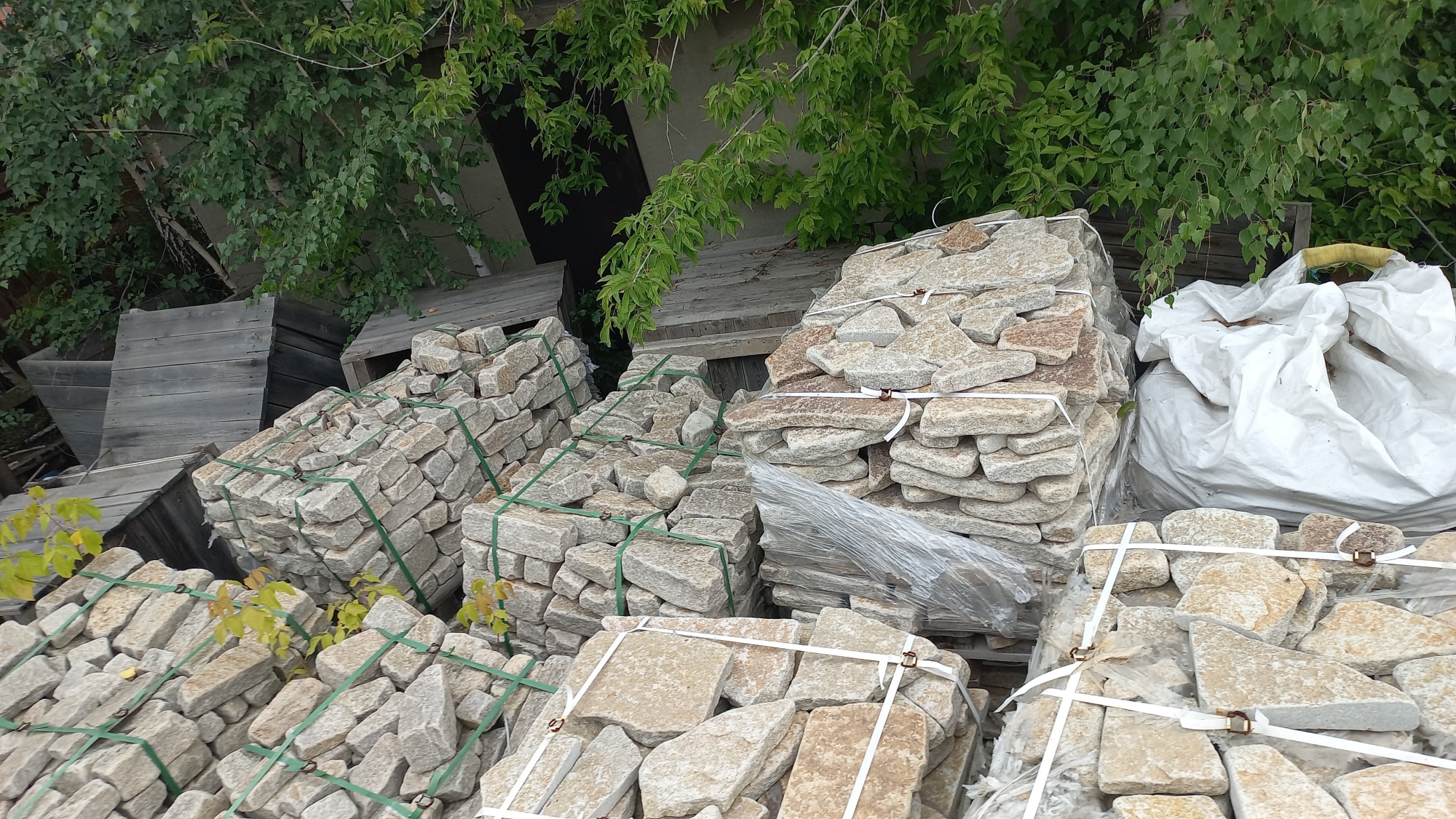 Плитняк гранитный галтованный купить в Анапе