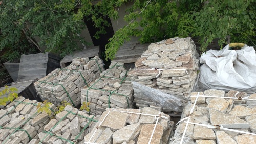 Гранитный плитняк галтованный для мощения купить в Анапе