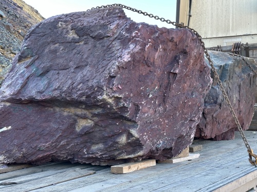 Огромные красно-фиолетовые валуны для ландшафтного дизайна весом более 5 тонн купить в Анапе