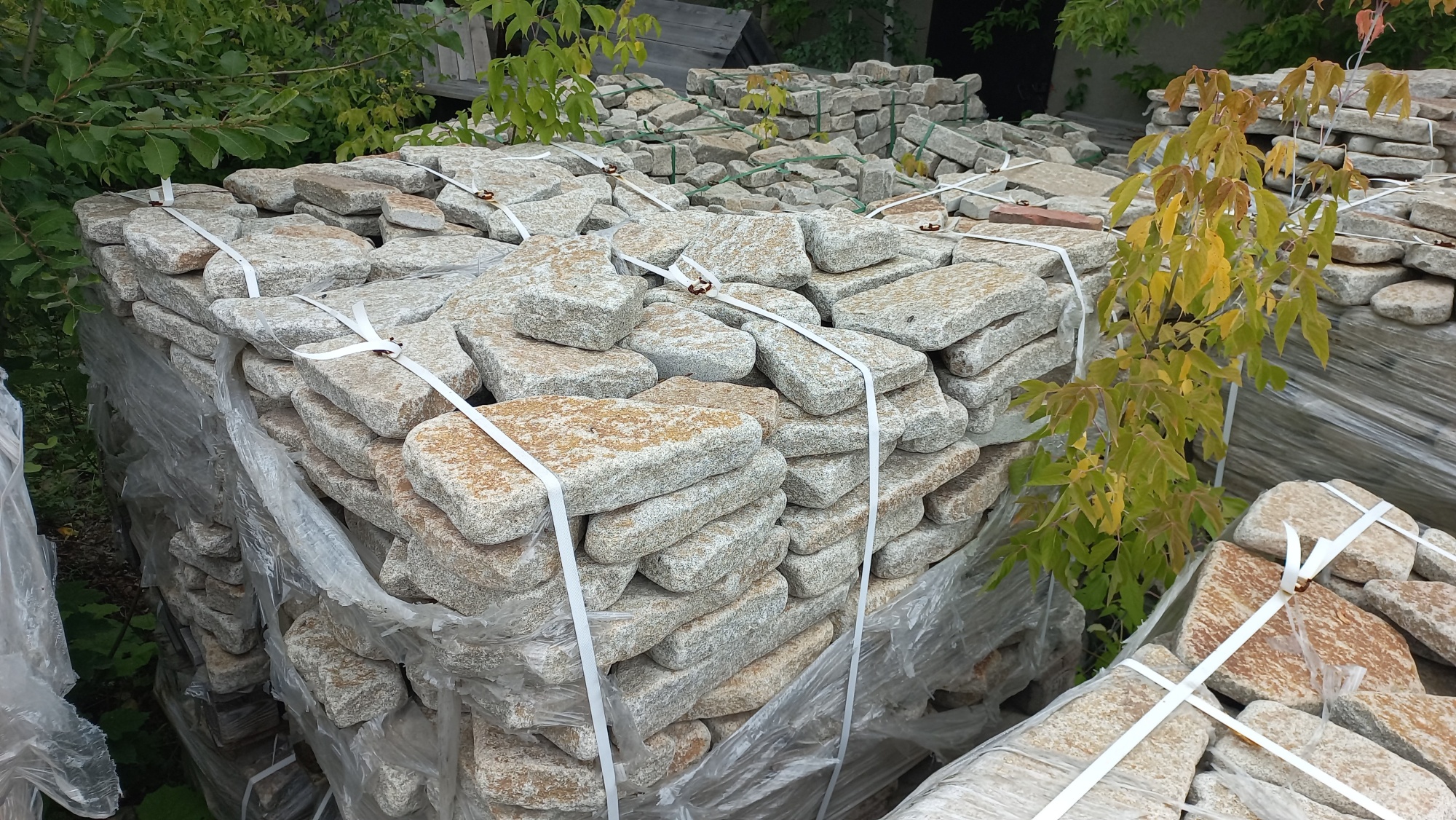 Гранитный плитняк галтованный для мощения купить в Анапе