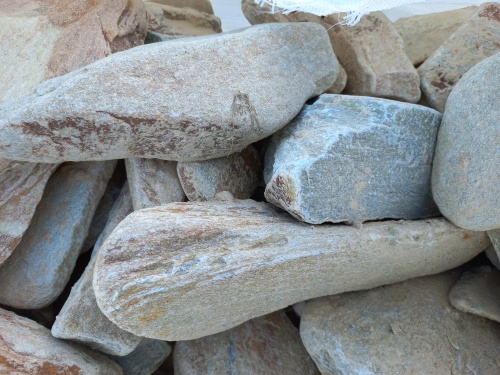 Златолит жёлтый, жёлто-зелёный глыбки и валуны для ланшафтного дизайна купить в Анапе