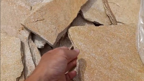 Плитняк златолит жёлтый золотистый для отмостки купить в Анапе