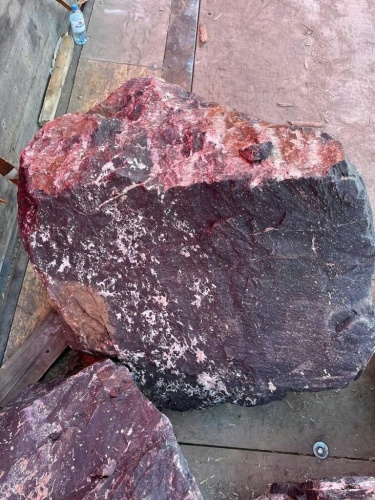 Камни для ландшафтного дизайна красно-фиолетовые 10-60 килограмм купить в Анапе