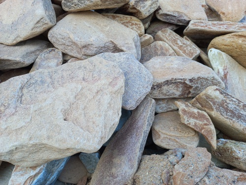 Златолит жёлтый, жёлто-зелёный глыбки и валуны для ланшафтного дизайна купить в Анапе