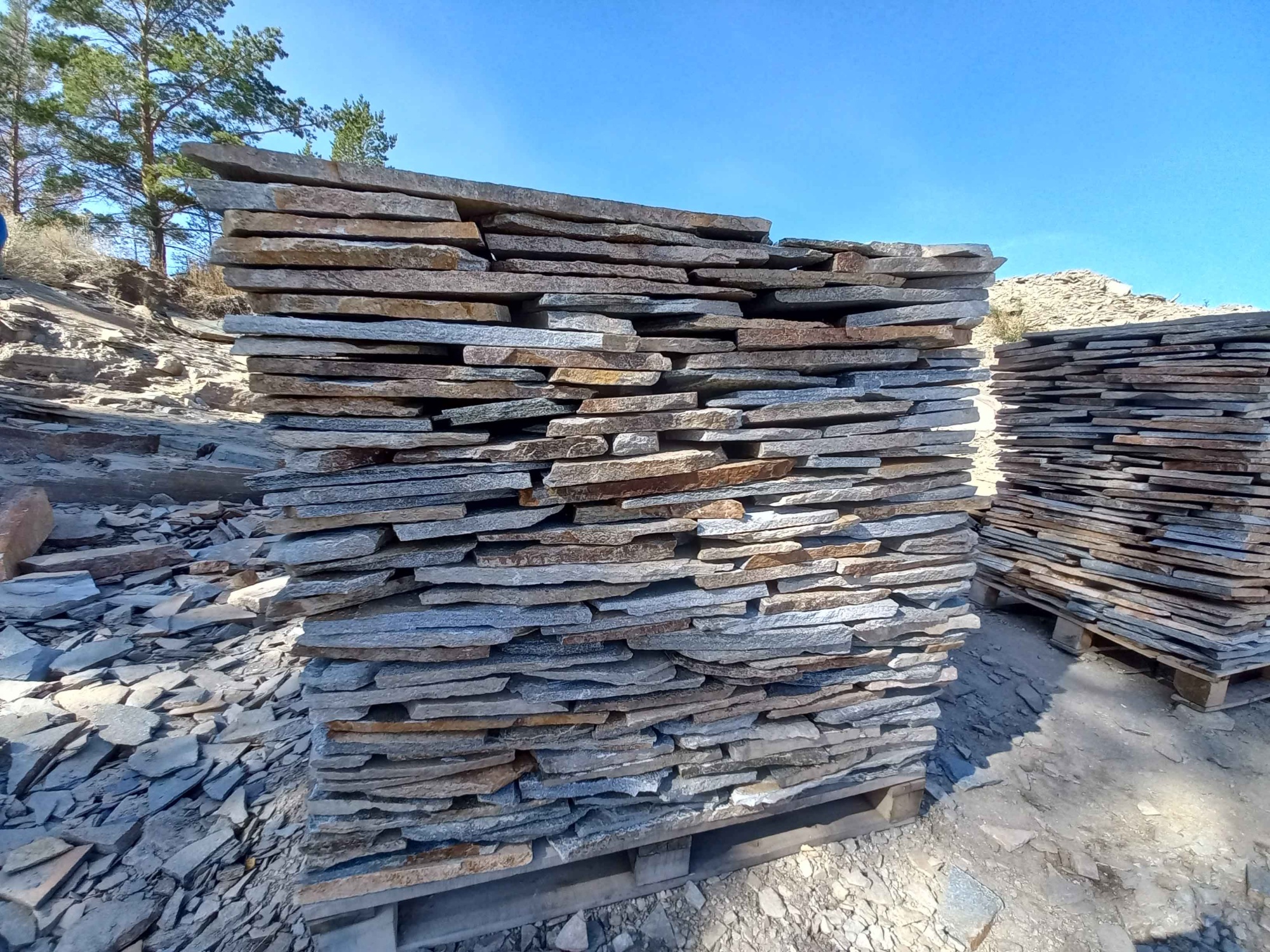 Плитняк златолит серебристый для фасада купить в Анапе