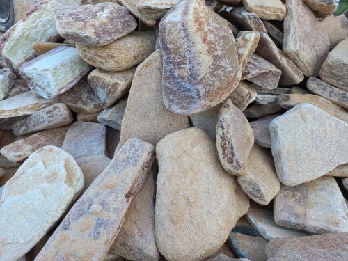 Златолит жёлтый, жёлто-зелёный глыбки и валуны для ланшафтного дизайна купить в Анапе