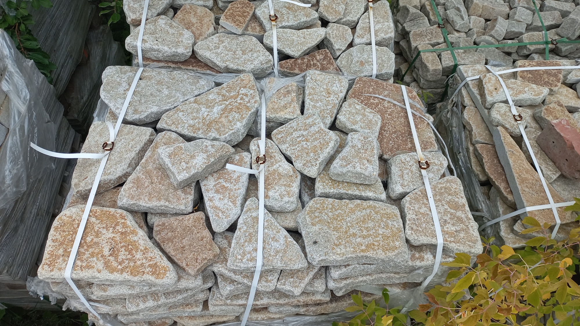 Гранитный плитняк галтованный для мощения купить в Анапе