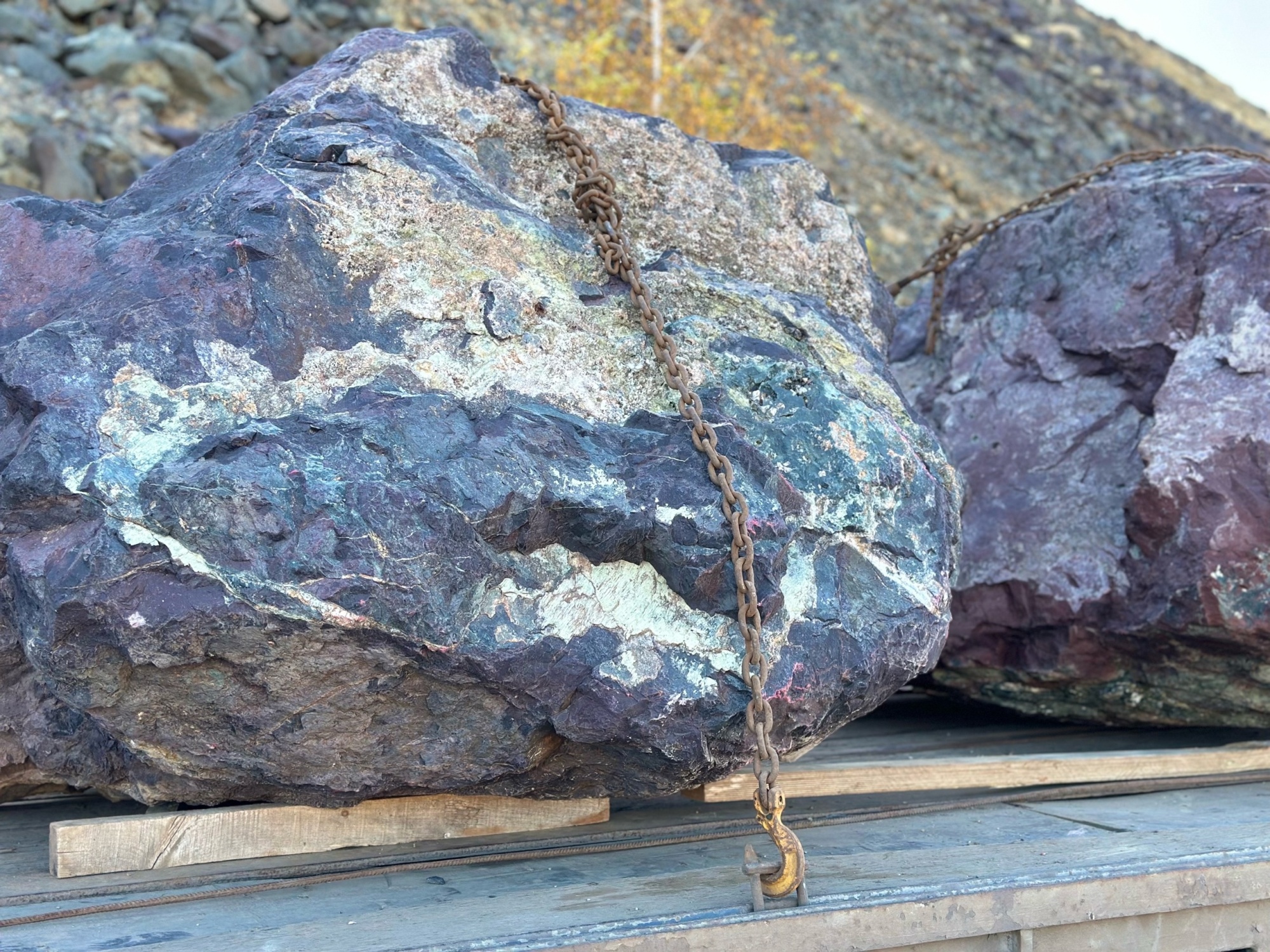 Огромные красно-фиолетовые валуны для ландшафтного дизайна весом более 5 тонн купить в Анапе