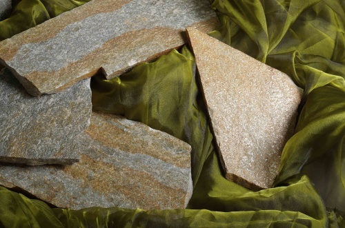 Плитняк златолит Уральский для цоколя, отмостки купить в Анапе