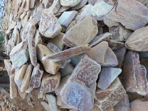 Златолит жёлтый, жёлто-зелёный глыбки и валуны для ланшафтного дизайна купить в Анапе