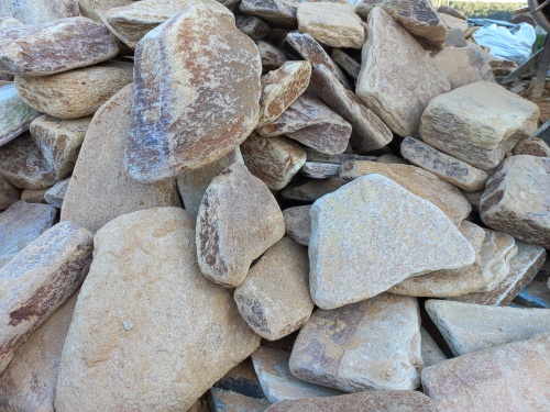 Златолит жёлтый, жёлто-зелёный глыбки и валуны для ланшафтного дизайна купить в Анапе