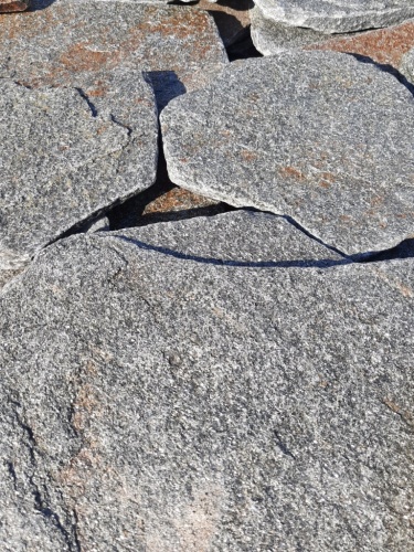 Златолит серебристый галтованный для лестниц купить в Анапе