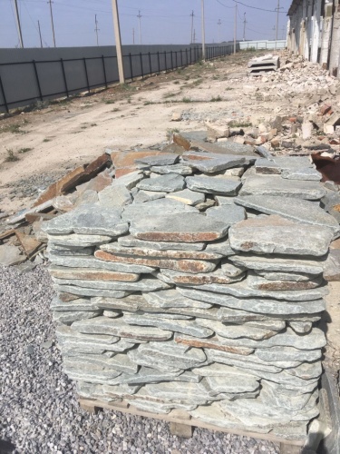 Златолит серебристый галтованный для лестниц купить в Анапе