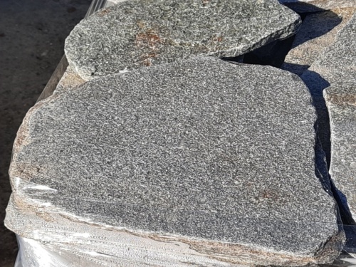 Златолит серебристый галтованный для лестниц купить в Анапе