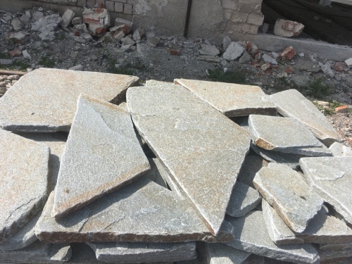 Златолит серебристый галтованный для лестниц купить в Анапе