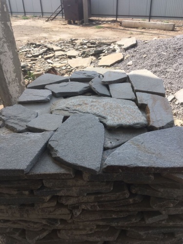 Златолит серебристый галтованный для лестниц купить в Анапе