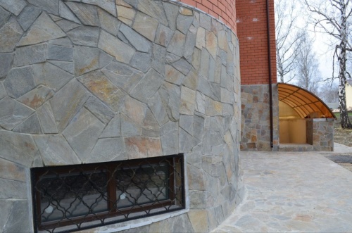 Плитняк златолит Уральский для цоколя, отмостки купить в Анапе